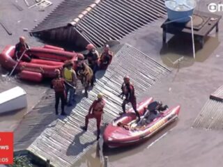 ASSISTA: Cavalo é resgatado de telhado em bote dos bombeiros no Rio Grande do Sul