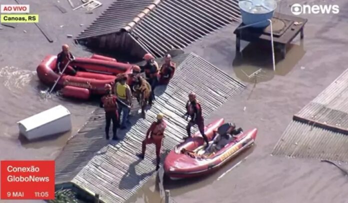 ASSISTA: Cavalo é resgatado de telhado em bote dos bombeiros no Rio Grande do Sul