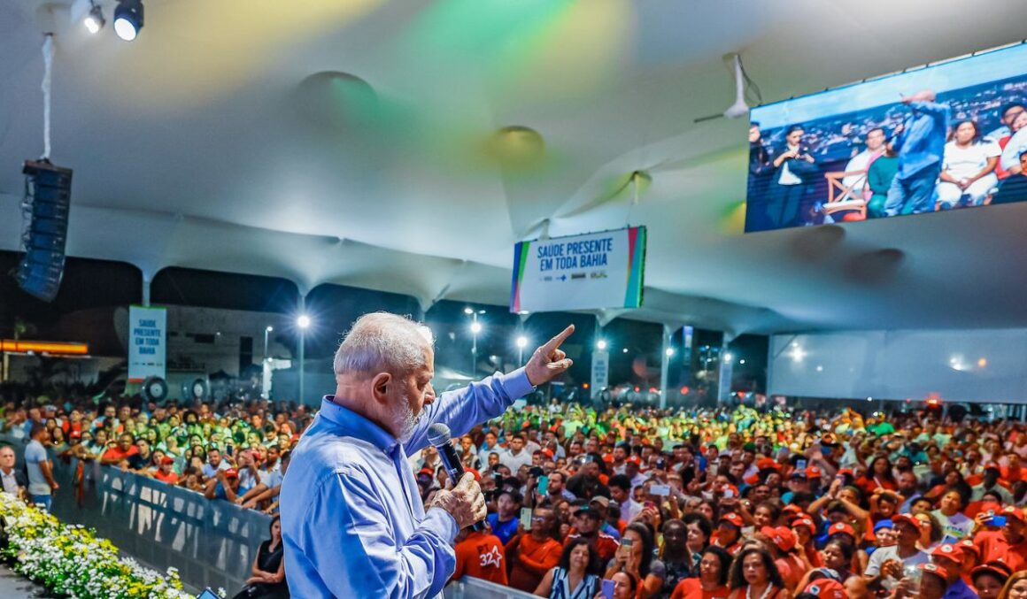 Lula alfineta Bolsonaro: "Queremos que as crianças aprendam a ler e não a atirar"