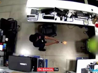 Imagens Fortes: Jovem tenta matar chefe a tiros dentro de armazém da Amazon