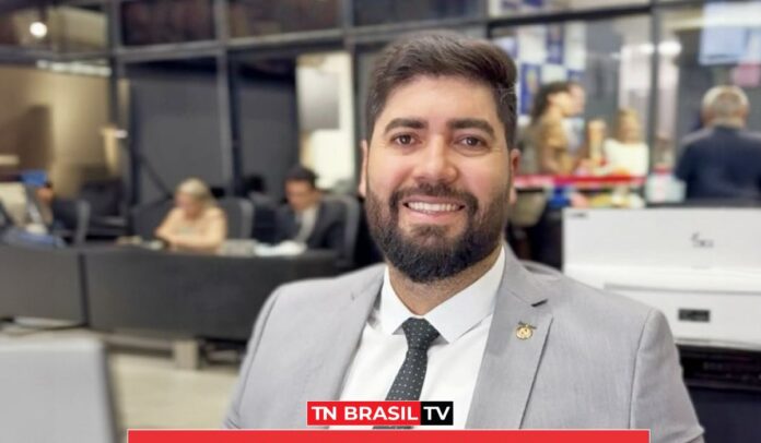 Deputado Adriano Coelho destaca projetos protocolados na Alepa em abril: "O trabalho não para!"