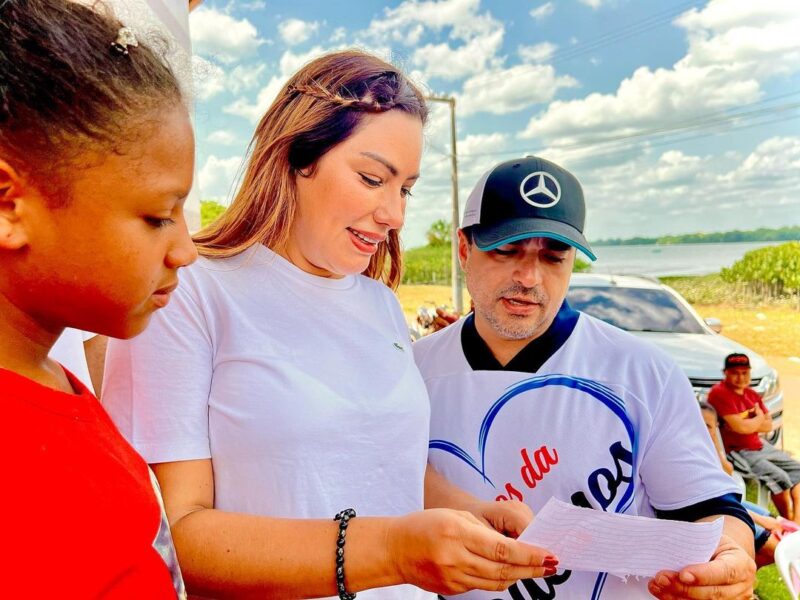 Andrei Castro com a deputada federal Renilce Nicodemos em ação de cidadania, em 2023 / Foto: AP