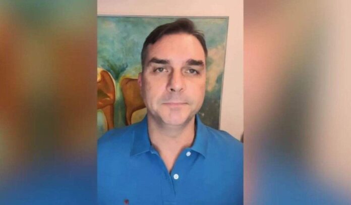 Assista: Flávio Bolsonaro grava vídeo e defende 'PEC das praias'