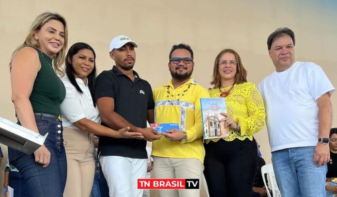 Vereador Wagner Pereira acompanha entrega de benefícios em Ponta de Pedras