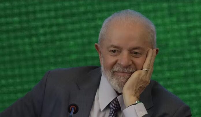 Lula recebe equipe econômica para encontrar meio de conter o dólar