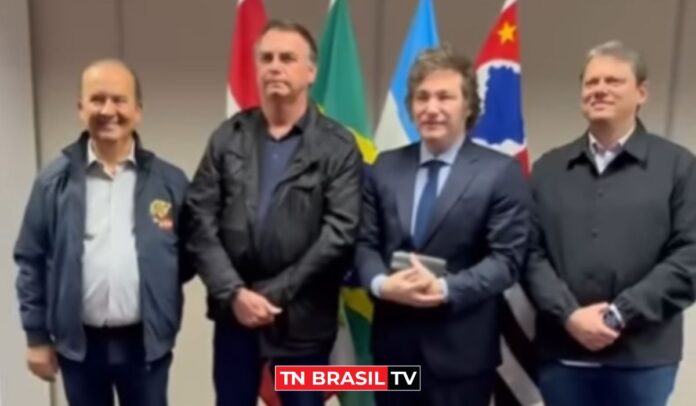 Bolsonaro dá medalha a Milei de imbrochável, incomível e imorrível