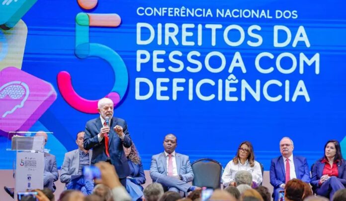 Após ser aconselhado por Janja, Lula decide ler discurso para evitar gafes