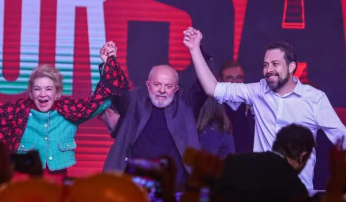 PSOL oficializa candidatura de Boulos à Prefeitura de SP com Lula e Marta no palco