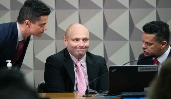 Hacker é condenado a prisão por afirmar que Bolsonaro ordenou grampo de Moraes