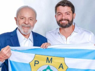 Candidato Miro Sanova entrega bandeira de Ananindeua a Lula e agradece apoio do presidente