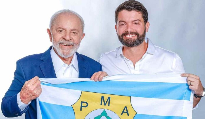 Candidato Miro Sanova entrega bandeira de Ananindeua a Lula e agradece apoio do presidente