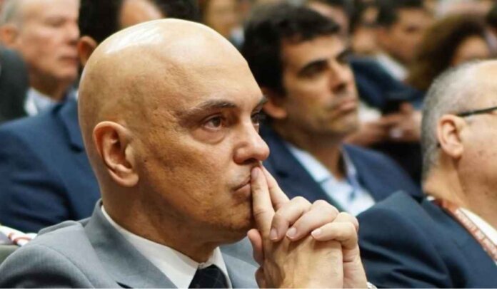 Após vazamento de mensagens, parlamentares pedem impeachment de Moraes