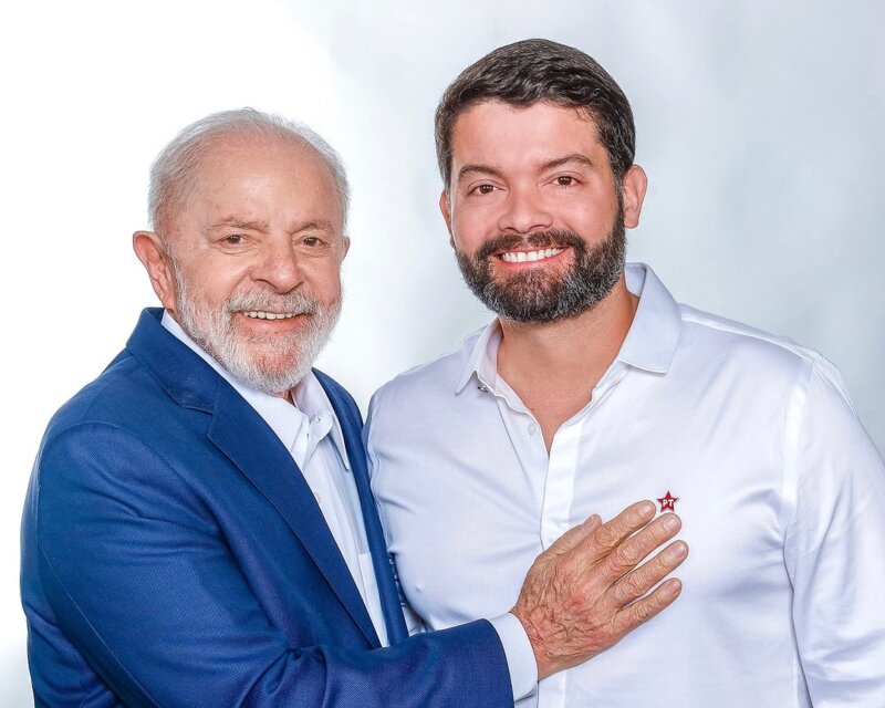 Candidato Miro Sanova entrega bandeira de Ananindeua a Lula e agradece apoio do presidente