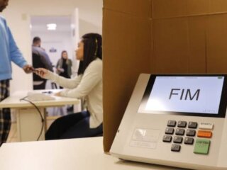 Eleitores treinam como votar em shopping de Belém