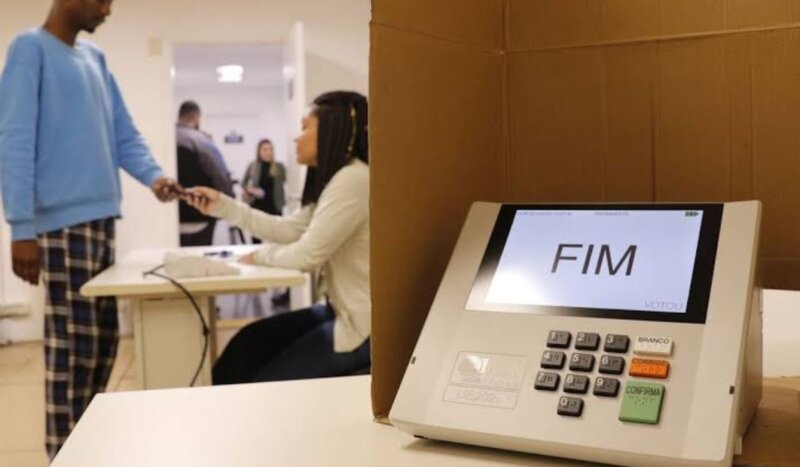 Eleitores treinam como votar em shopping de Belém