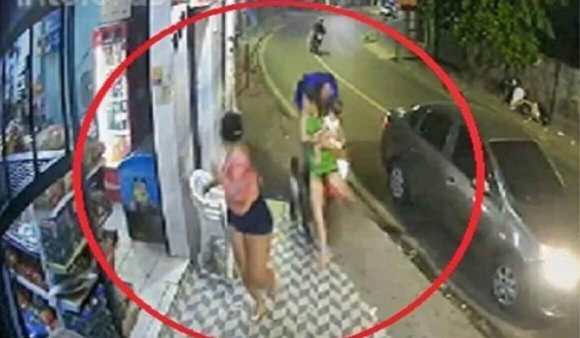IMAGENS FORTES: Mãe e bebê são atropelados por entregador de delivery