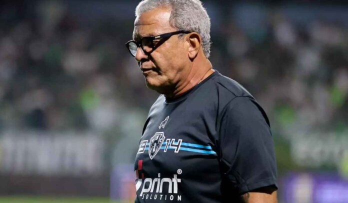 Hélio dos Anjos se despede do Paysandu após nove jogos sem vitórias na Série B