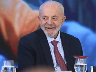 Lula é favorito para 2026 com 32% das intenções de voto, mas maioria rejeita nova candidatura