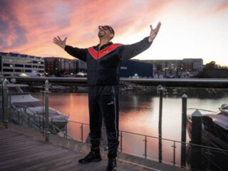 Juiz muda sentença após 27 anos e homem condenado a prisão perpétua é liberto nos Estados Unidos