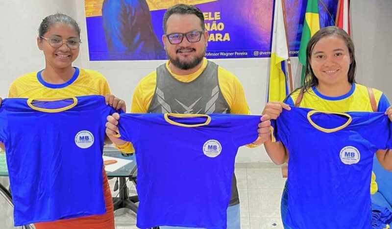 Vereador Professor Wagner distribui uniformes gratuitos para escolas rurais de Ponta de Pedras