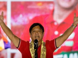 Ferdinand Marcos Jr., filho do ex-ditador Marcos, é o presidente das Filipinas; democracia em risco