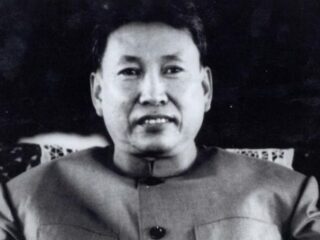 Pol Pot: nada, no comportamento do líder de 1,73 metro, fala baixa e pausada e sorriso ambíguo no rosto, indicava que aquele homem era capaz de destruir completamente seu próprio país num período de apenas quatro anos| Foto: Wikimedia Commons Leia mais em: https://www.gazetadopovo.com.br/ideias/estudante-limitado-influenciado-pelo-stalinismo-e-pelo-maoismo-pol-pot-destruiu-o-camboja/ Copyright © 2024, Gazeta do Povo. Todos os direitos reservados.