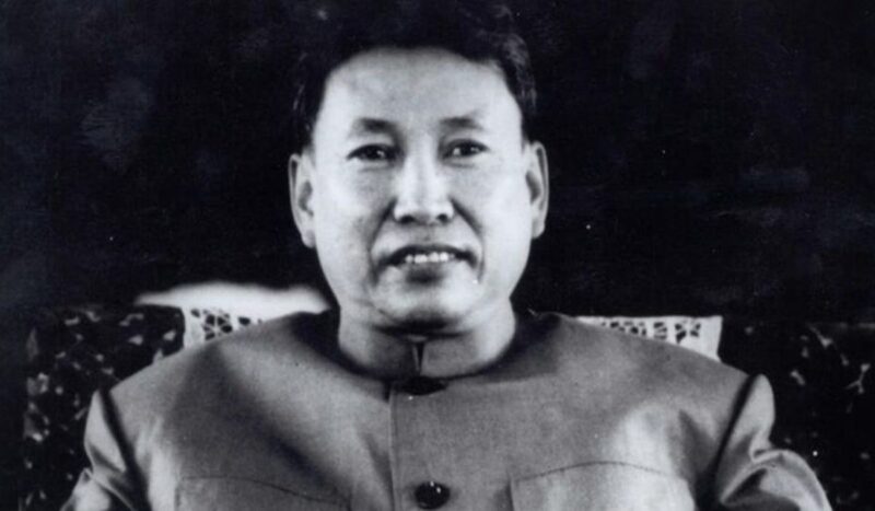 Pol Pot: nada, no comportamento do líder de 1,73 metro, fala baixa e pausada e sorriso ambíguo no rosto, indicava que aquele homem era capaz de destruir completamente seu próprio país num período de apenas quatro anos| Foto: Wikimedia Commons Leia mais em: https://www.gazetadopovo.com.br/ideias/estudante-limitado-influenciado-pelo-stalinismo-e-pelo-maoismo-pol-pot-destruiu-o-camboja/ Copyright © 2024, Gazeta do Povo. Todos os direitos reservados.