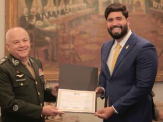 Deputado Adriano Coelho entrega título de cidadão do Pará ao General Guilherme Cabral