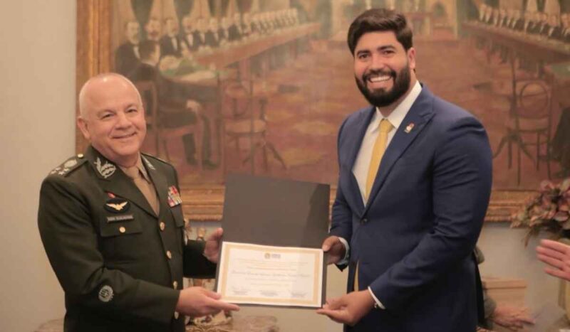 Deputado Adriano Coelho entrega título de cidadão do Pará ao General Guilherme Cabral