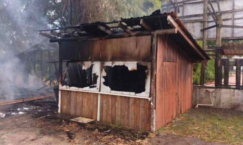 Casa de Tiu França, o 'homem-bomaba' é incendiada em Santa Catarina