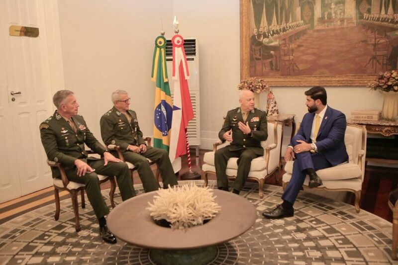 Deputado Adriano Coelho entrega título de cidadão do Pará ao General Guilherme Cabral