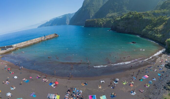 Ilha Descubra a Madeira: Um Paraíso Atlântico com Experiências Inesquecíveis