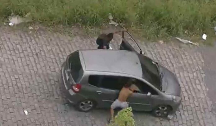 IMAGENS FORTES: Bandidos jogam corpo de PM em carro e soltam em ladeira