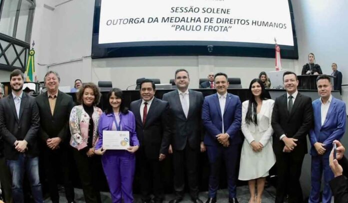 Deputado Eliel Faustino participa da sessão solene de outorga da Medalha Paulo Frota