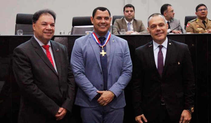 Deputado Coronel Neil homenageia Coronel Ulysses com duas honrarias na Alepa