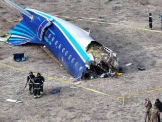 ASSISTA: momento em que avião com 67 passageiros cai em Cazaquistão