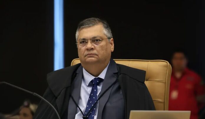 deputados ministro Flávio Dino mantém bloqueio de R$ 4,2 Bilhões em emendas e cobra transparência da Câmara