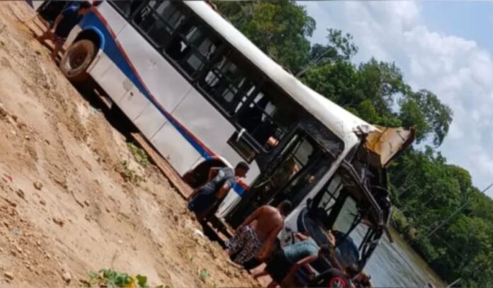 URGENTE: ônibus com passageiros cai no rio, em Moju