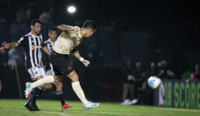 Vasco vence o Atlético-MG com gols de Vegetti e Coutinho em São Januário