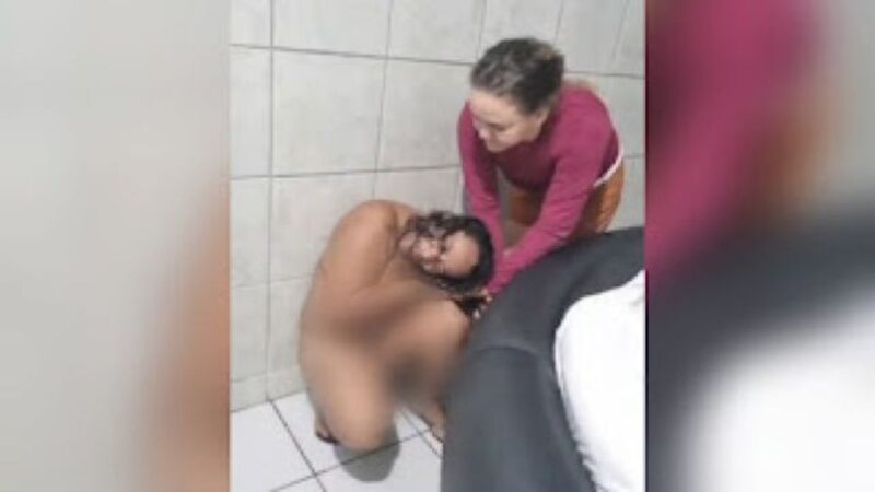 ASSISTA: Mulher invade motel e bate na amante do marido