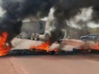 Servidores interditam pista em Goianésia do Pará em manifestação contra Prefeitura