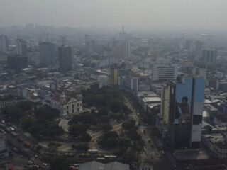 Brasil critica EUA depois de dezenas de deportados chegarem algemados a um aeroporto de Manaus