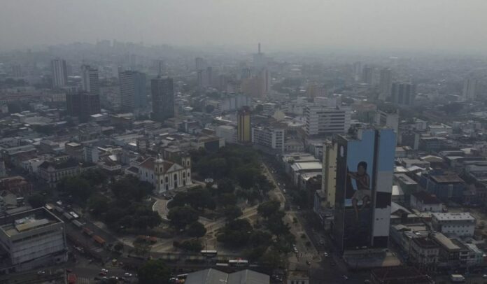 Brasil critica EUA depois de dezenas de deportados chegarem algemados a um aeroporto de Manaus