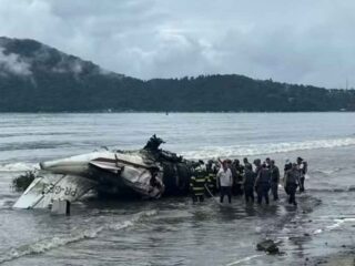 Avião sai da pista e explode em praia de Ubatuba; Veja Vídeo