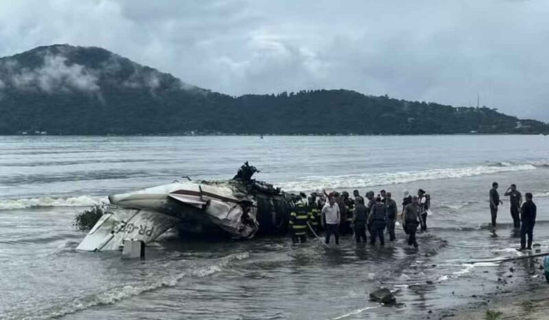 Avião sai da pista e explode em praia de Ubatuba; Veja Vídeo