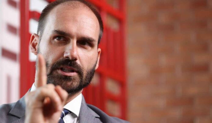 Eduardo Bolsonaro critica Moraes por expor e-mail público da posse de Trump