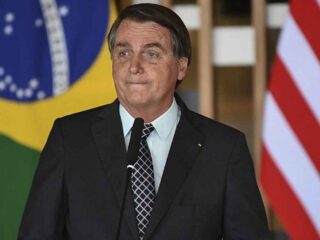 PGR é contra devolver passaporte a Bolsonaro