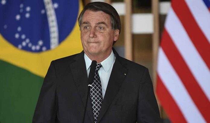 PGR é contra devolver passaporte a Bolsonaro