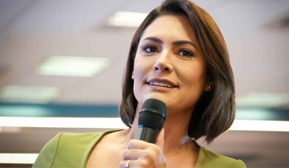 Bolsonaro diz que Michelle irá à posse de Trump