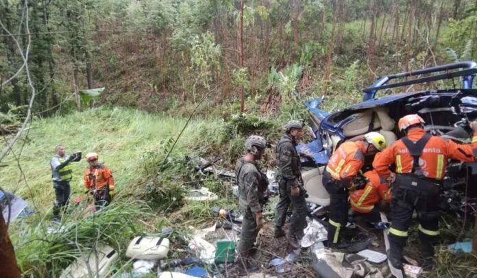 Helicóptero cai em SP; uma criança e o piloto são resgatados com vida